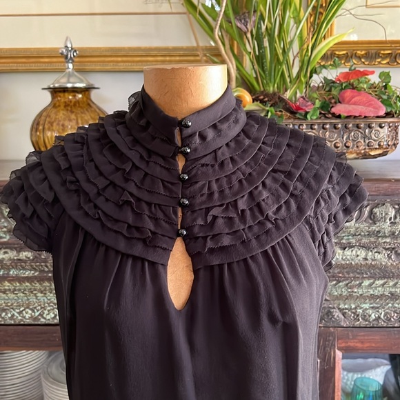 Diane Von Furstenberg Keyhole blouse with Cap sleeves - Picture 2 of 7